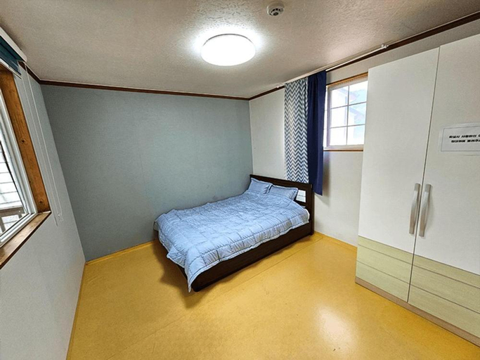 Bedroom 2, Anmyeondo susukotdari Pension, Taean