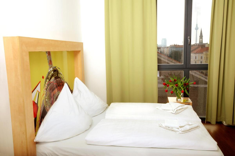 Bedroom 4, H+ Hotel 4Youth, Berlin