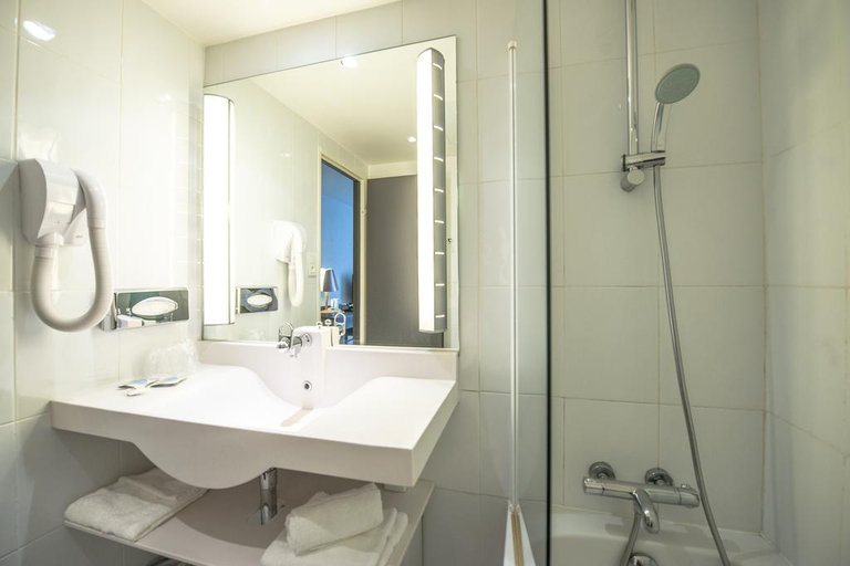 Bathroom 4, Kyriad Le Creusot Montchanin En Bourgogne, Saône-et-Loire
