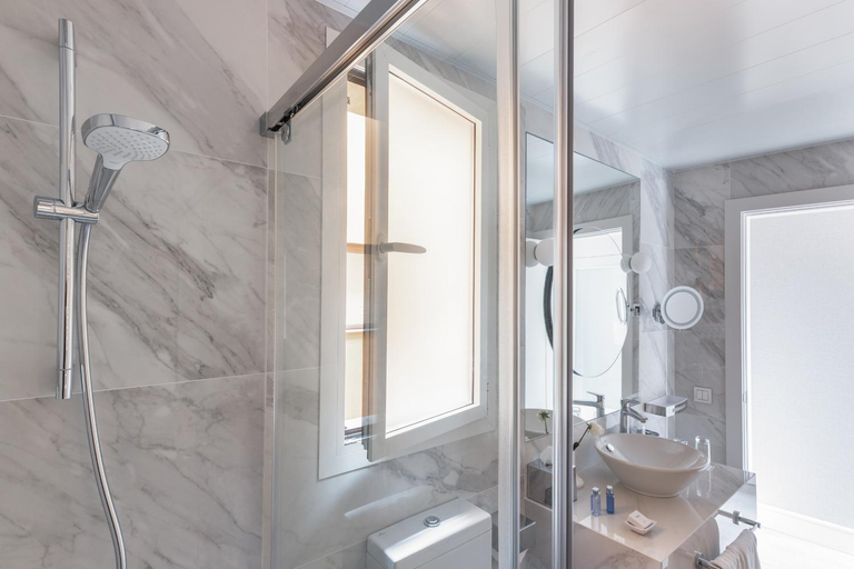Bathroom 2, Suites Center Barcelona, Barcelona