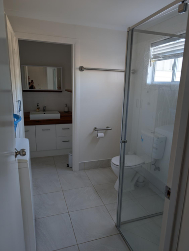 Bathroom, Behind the hedge, Tenterfield