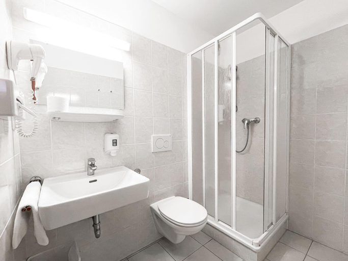 Bathroom 5, Lenas Donau Hotel, Wien