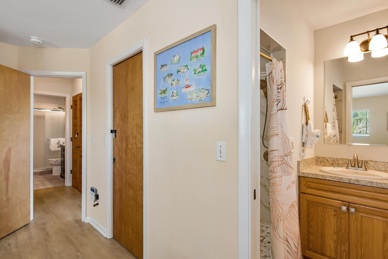 Bathroom 4, Vallie's Villa, Lee