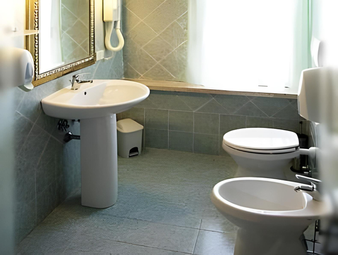Bathroom 5, Hotel Parco dei Principi, Rome