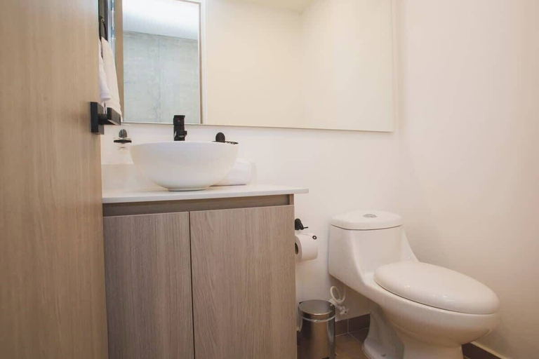 Bathroom, Cool 3 BR W/ Balcony in Laureles Medellín, Medellín