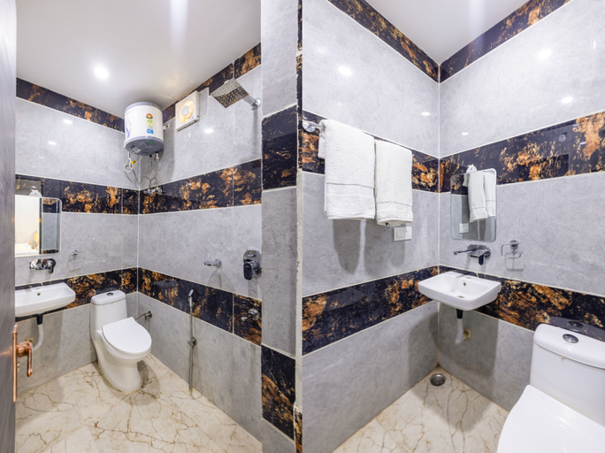Bathroom 5, Hotel Admire Inn Sec - 104 By ASPL, Gautam Buddha Nagar