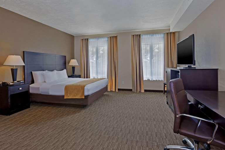 Bedroom 3, Comfort Inn Whitehall Near Michigan's Adventure, Muskegon