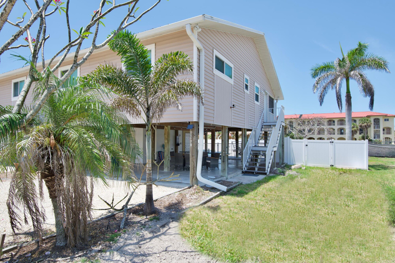 Exterior & Views 2, Vallie's Villa, Lee