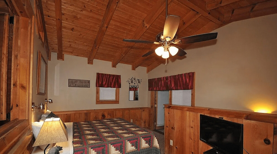 Room 5, Secluded Sweetheart Escape, Sevier