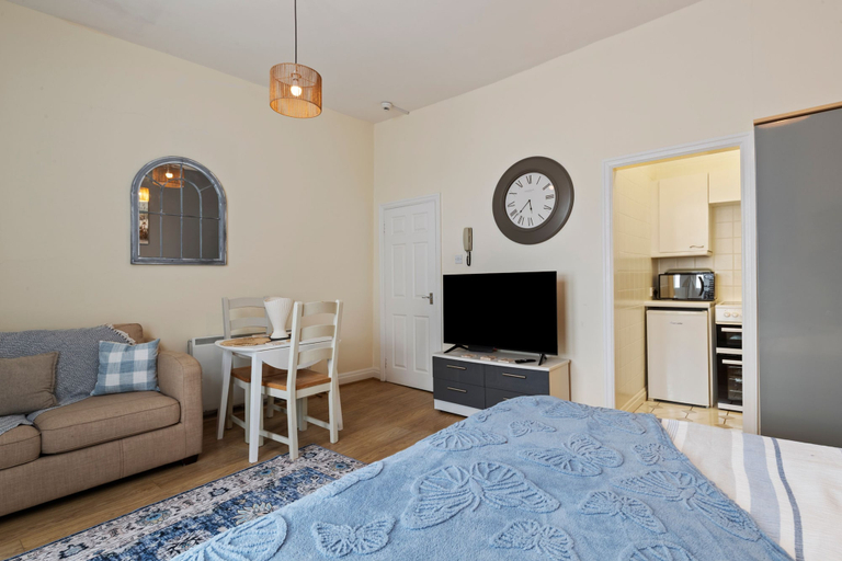 Room 4, Tenby Studio Apartment - Stroll to Beach and Town, Pembrokeshire