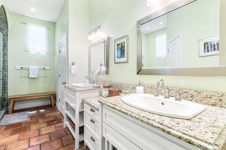 Bathroom 4, The Sunflower 163 BE, Nueces