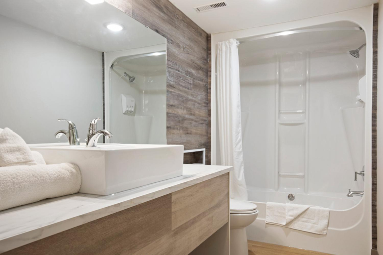 Bathroom, Highliner Plaza, Skeena-Queen Charlotte