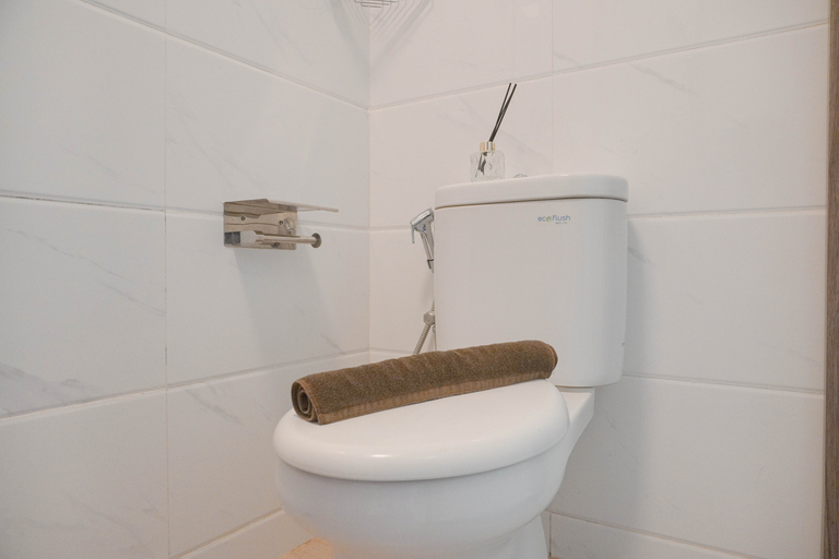 Bathroom 5, Comfortable and Good Place Studio at Sky House BSD Apartment By Travelio, South Tangerang