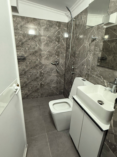 Bathroom 4, Full Moon Apartments, Sarandës