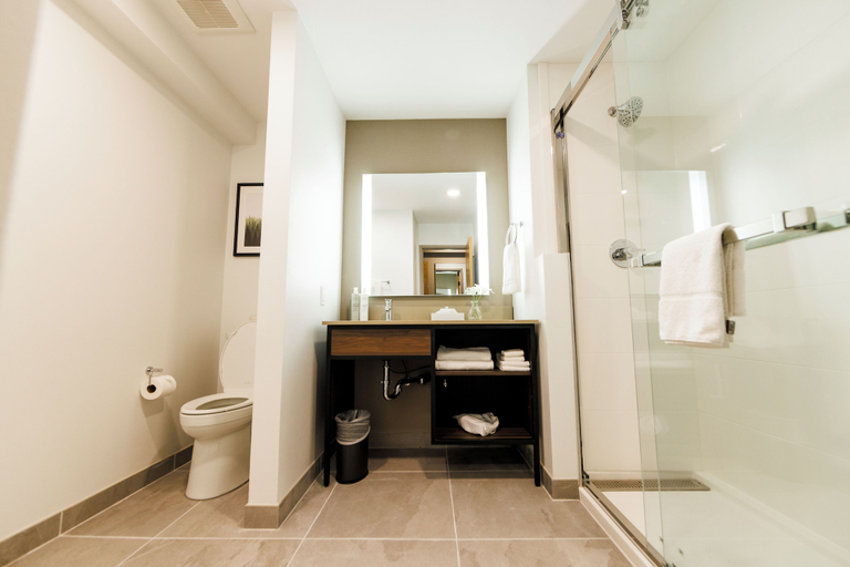 Bathroom 5, Monarch Hotel & Conference Center, Clackamas