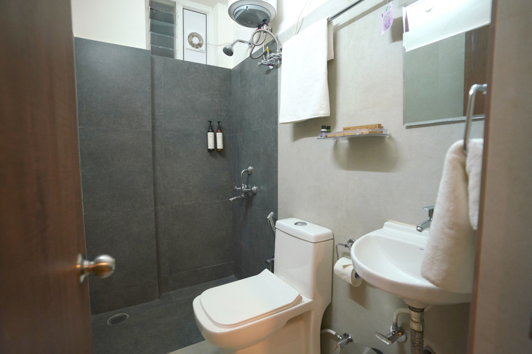Bathroom 5, Hotel Kyzen Smart Stays - Madhapur, hyderabad, Hyderabad