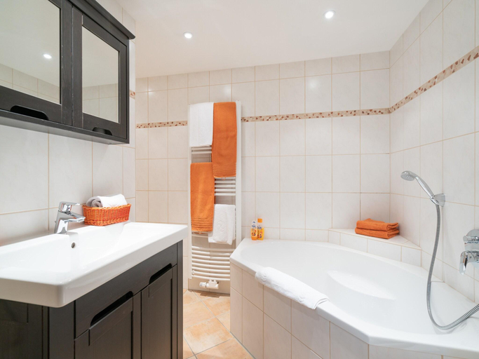 Bathroom 3, Chalet in Kirchberg near Ski Gondola, Kitzbühel