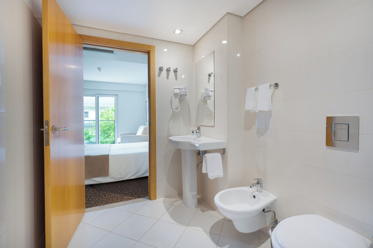 Bathroom 5, Hotel Azinheira by RIDAN Hotels, Ourém
