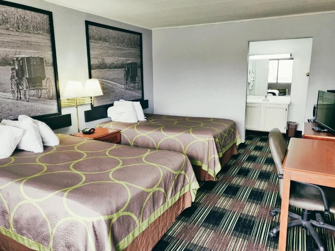 Bedroom 4, Sprucewood Inn, Lorain