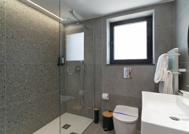 Bathroom 2, Le Vert Suites Platres