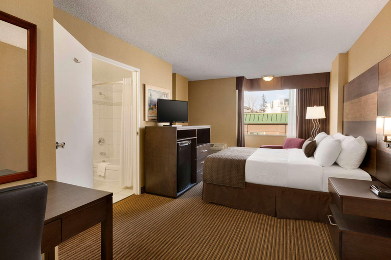 Bedroom 3, Days Inn by Wyndham Calgary South, Division No. 6