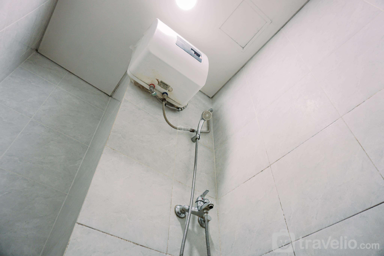 Bathroom 3, ModernNice Studio at Parkland Avenue By Travelio, Tangerang Selatan