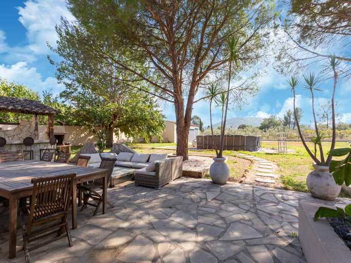 Others 3, Villa in La Crau with private pool, Var