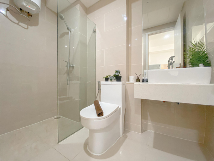 Bathroom 3, Fully Furnished and Cozy Studio Daan Mogot City Apartment, West Jakarta
