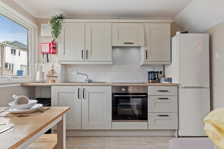 Room 4, The Retreat - Short Walk From Beach Parking, Pembrokeshire
