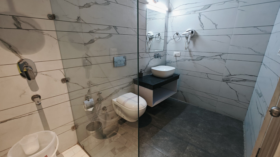 Bathroom 4, Hotel Luxurio, Amritsar