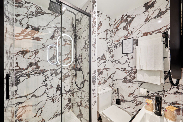 Bathroom 4, Le Richelieu, Seine-Maritime