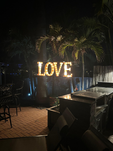 Food & Drinks, Island Vibes, Lee