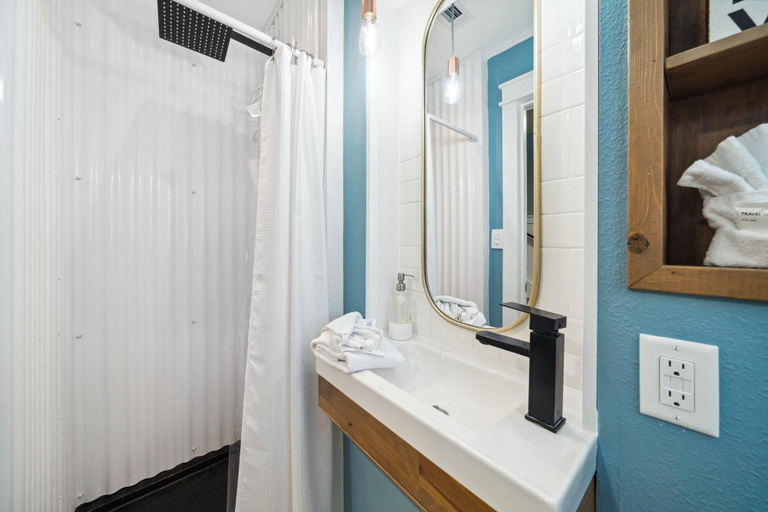 Bathroom 4, Back to the Beach, Walton