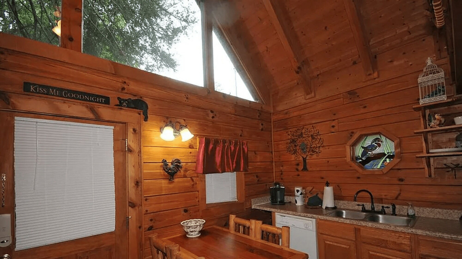 Room 3, Secluded Sweetheart Escape, Sevier