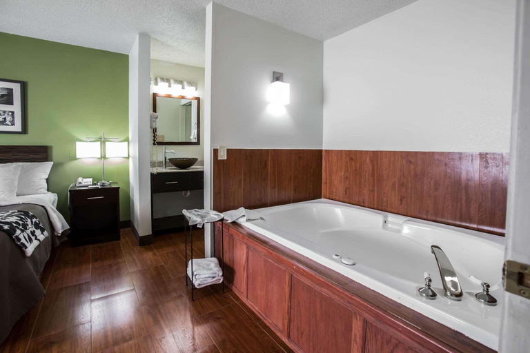 Bathroom, Sleep Inn Rockford, Winnebago