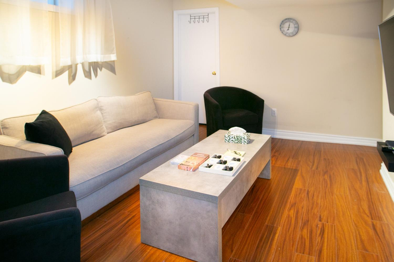 2, Stunning Vacation Home North of Toronto, York