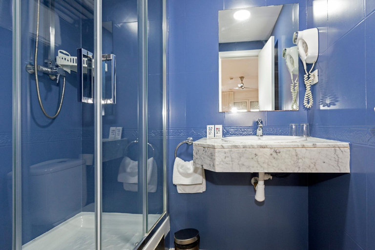Bathroom 4, Yomo Hostal Bcn Port, Barcelona