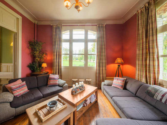 Others 5, Holiday home adjoining a chateau., Ardennes