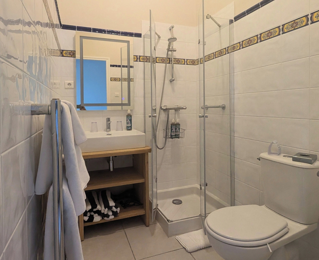 Bathroom 5, Old Presbytery Guest House, Gironde