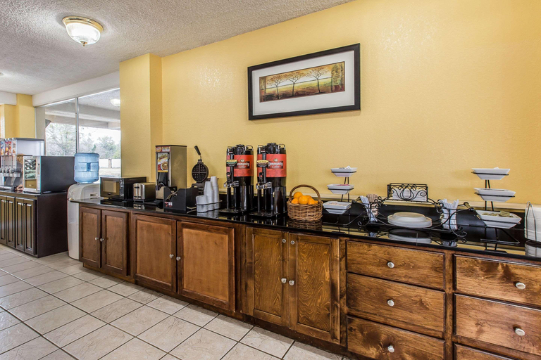 Food & Drinks 5, Econo Lodge (Byron), Peach