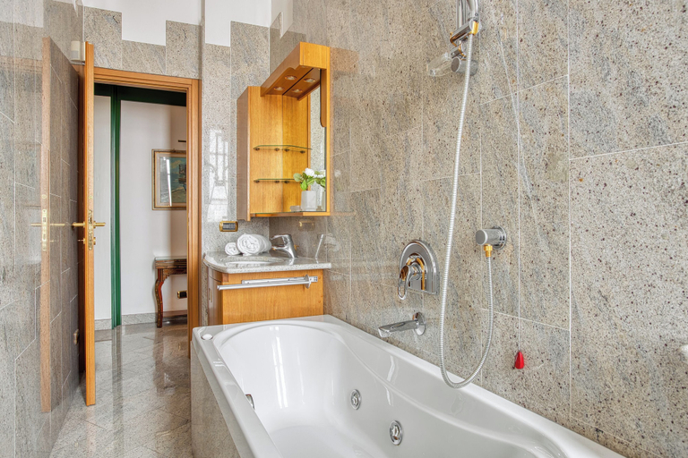 Bathroom 2, JOIVY Captivating flat with balcony, Milano