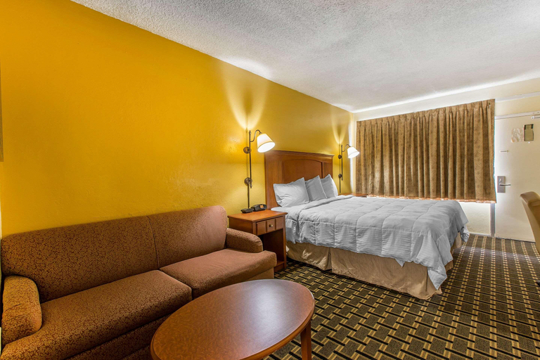 Bedroom 3, Econo Lodge (Byron), Peach
