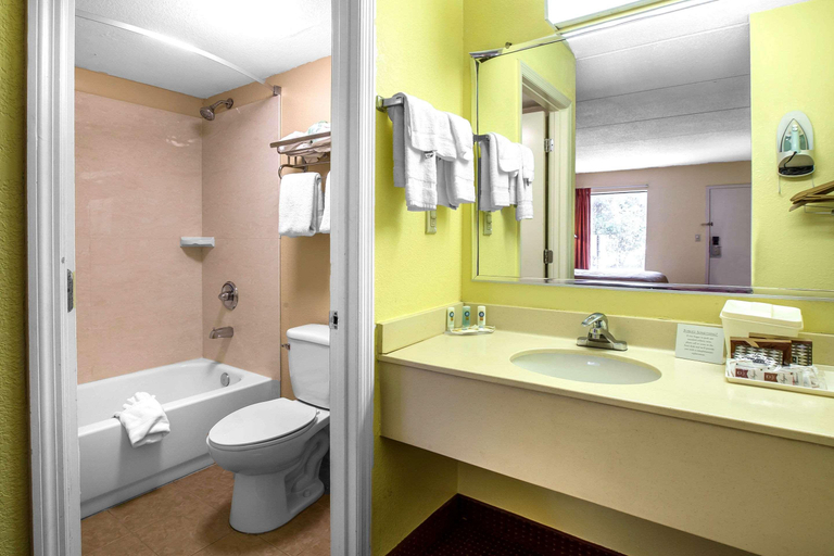 Bathroom, Quality Inn Duncan Spartanburg West, Spartanburg