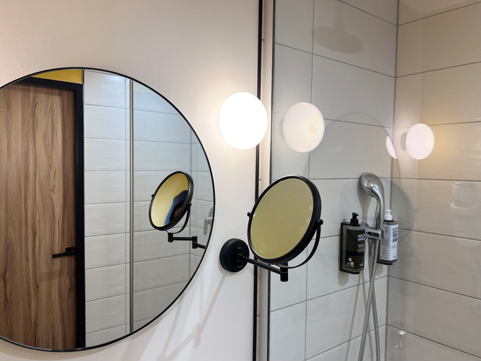 Bathroom 5, ibis Styles Paris Meteor Avenue d'Italie, Paris
