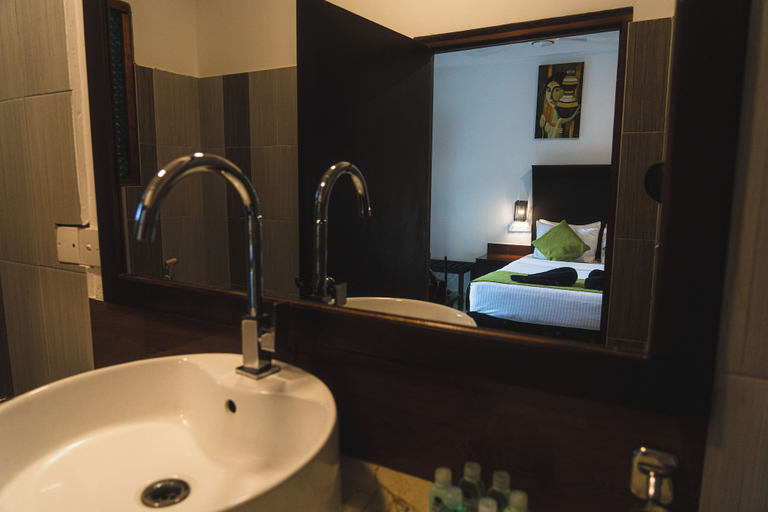 Bathroom, Sundaras Sigiria Jungles Cave Resort, Dambulla