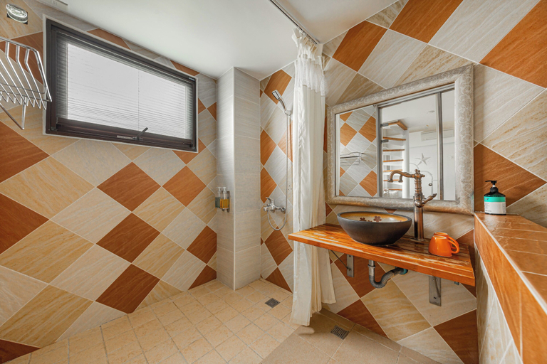 Bathroom 5, Pass Happiness On, Yilan