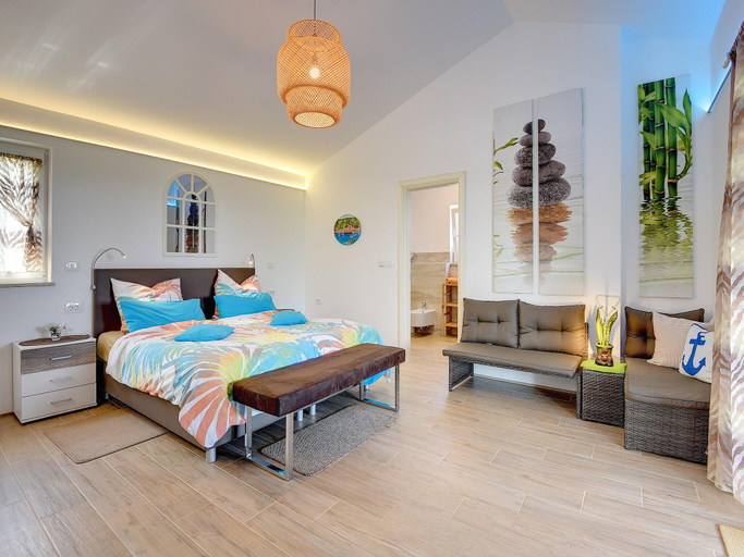 Others 5, Villa in Novigrad with Pool near Beach, Novigrad