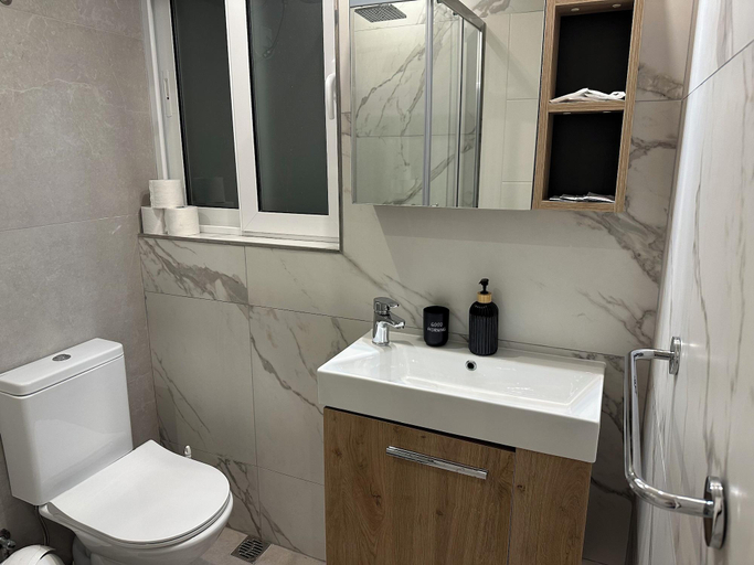 Bathroom 4, The Central Guesthouse