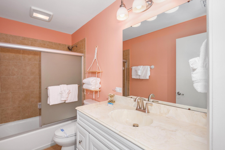 Bathroom, Monty's Place, Lee