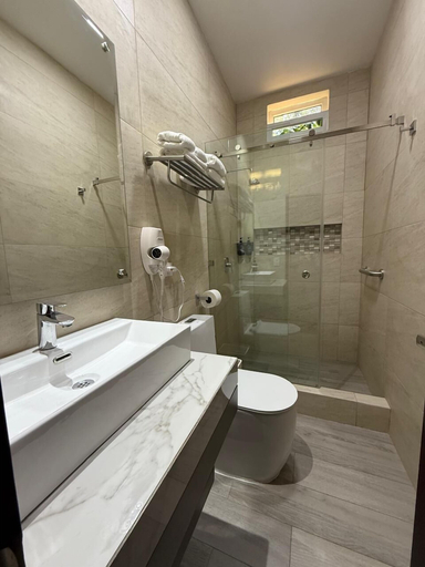 Bathroom 5, Hotel Tepeu, Flores